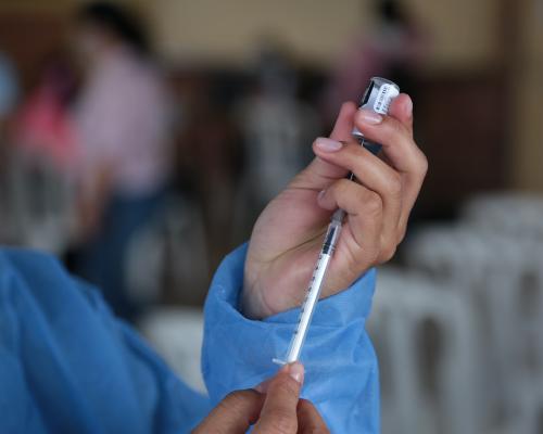 FotografoFoto Alcaldía de Medelllín:25.457 estudiantes de cinco comunas han sido vacunados en sus instituciones educativas. 